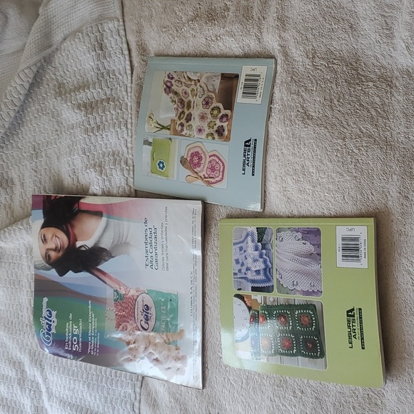 Spanish Knit Magazine, Crochet Books, Knitting Needles & John Green Book Bundle - Picture 2 of 12
